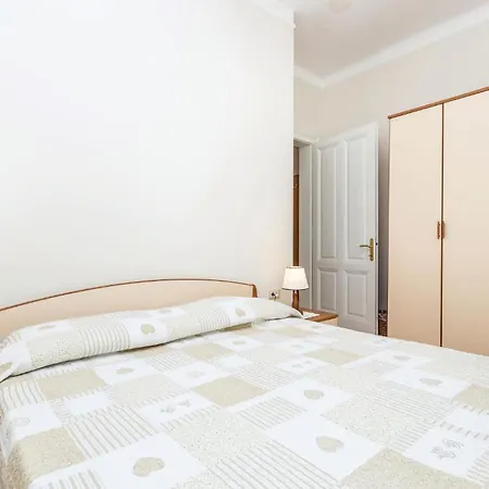 Appartement Lovely In With Kitchen