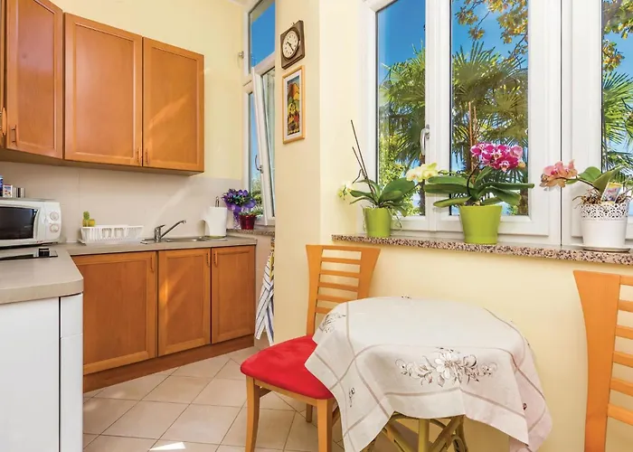 アパート Lovely In With Kitchen ロヴラン